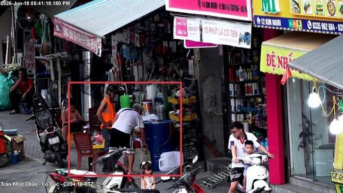 Trước số 16 Kim Ngưu, phường Bạch Mai sử dụng trái phép vỉa hè để bày bán hàng hóa.