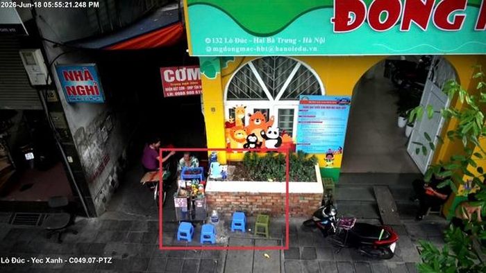Trước số 132 Lò Đúc, phường Hai Bà Trưng sử dụng trái phép vỉa hè để bày bán hàng hóa.