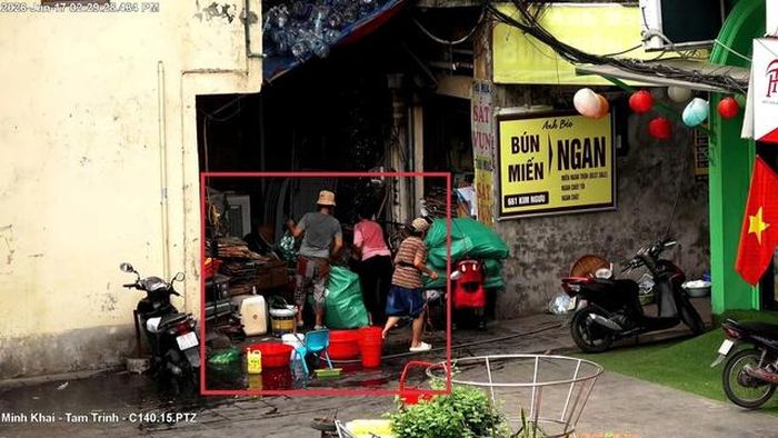 Trước số 661 Kim Ngưu, phường Vĩnh Tuy đổ nước thải không đúng quy định trên vỉa hè.