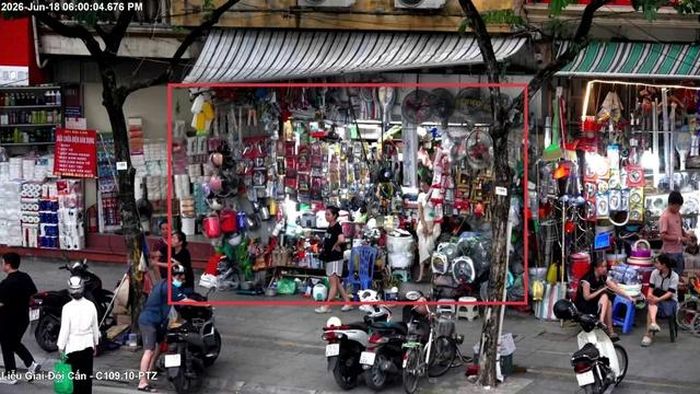 Trước số 351 Đội Cấn, phường Ngọc Hà – Sử dụng trái phép vỉa hè để bày bán hàng hóa.