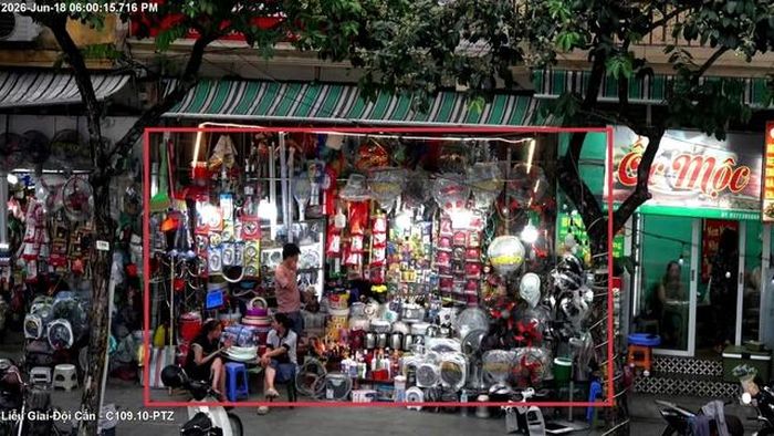 Trước số 349 Đội Cấn, phường Ngọc Hà sử dụng trái phép vỉa hè để bày bán hàng hóa.