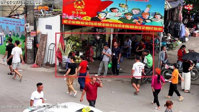 Trước số 97 Cầu Bươu, phường Kiến Hưng sử dụng trái phép vỉa hè để bày bán hàng hóa.