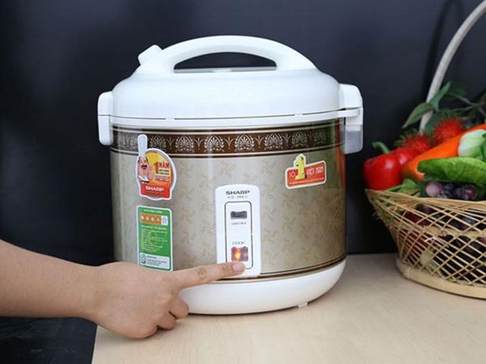 Khi đặt hướng của nồi cơm điện điều đầu tiên phải nhớ đó là vật dụng này thuộc hành Hỏa. Người ta có thể dựa vào công tắc của nồi cơm điện để xác định hướng lành dữ.
