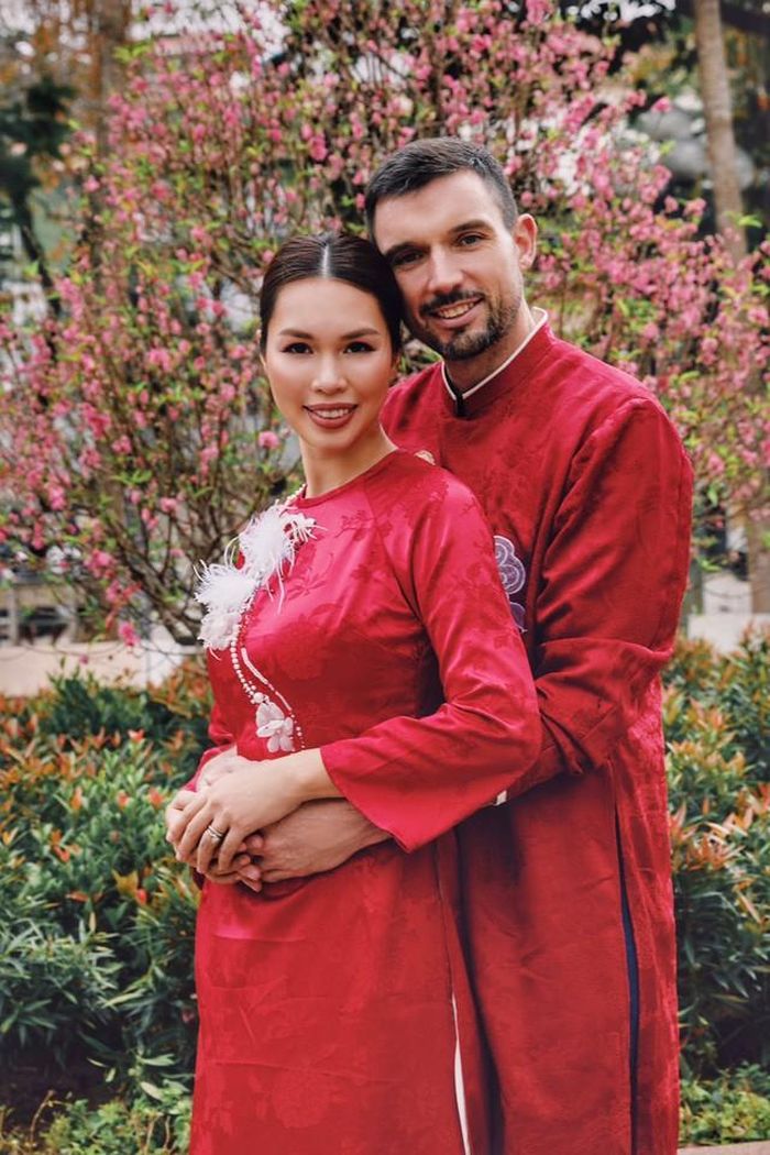 Trong những lần gặp gỡ đầu tiên, Olly Dowden không hề biết bạn gái là người nổi tiếng mà chỉ say sưa kể về công việc giảng dạy trẻ em, điều khiến Hà Anh cảm nhận được niềm đam mê và sự tử tế ở người đàn ông này.