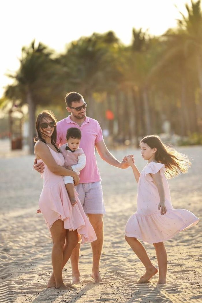 Trải qua một thập kỷ hôn nhân, cặp đôi đã xây dựng một mái ấm hạnh phúc với hai con nhỏ. Hà Anh nhiều lần chia sẻ rằng bí quyết giữ gìn hạnh phúc nằm ở sự thấu hiểu, tôn trọng lẫn nhau và luôn dành thời gian riêng cho vợ chồng dù cuộc sống bận rộn với công việc và con cái. Những buổi hẹn hò đơn giản, những bữa tối chỉ có hai người giúp họ có cơ hội trò chuyện, ôn lại những kỷ niệm thuở mới yêu và làm mới cảm xúc sau nhiều năm chung sống.