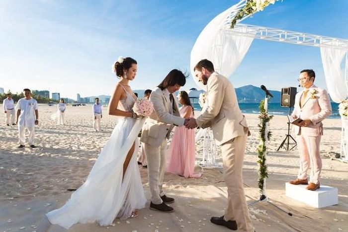 Siêu mẫu Hà Anh kết hôn với Olly Dowden vào năm 2016 sau khoảng ba năm hẹn hò. Chồng của nữ siêu mẫu là một giáo viên tiểu học người Anh, sinh năm 1984 và hiện sinh sống, làm việc tại TP.HCM. Cả hai bén duyên từ một buổi tiệc sinh nhật của bạn bè và nhanh chóng tìm thấy sự đồng điệu trong tính cách cũng như quan điểm sống.