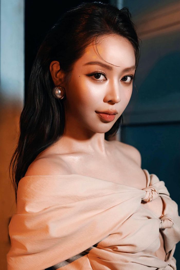Huỳnh Thị Thanh Thủy là một trong những gương mặt nổi bật nhất của làng nhan sắc Việt Nam hiện nay. Sinh năm 2002 tại Đà Nẵng, cô sở hữu chiều cao 1m76 cùng vẻ đẹp thanh lịch, hiện đại. Trong suốt nhiệm kỳ Hoa hậu Việt Nam và Quốc tế, Thanh Thủy tích cực tham gia các hoạt động cộng đồng, dự án thiện nguyện và nhiều chương trình quảng bá hình ảnh đất nước. Sự tự tin, bản lĩnh cùng phong thái chuyên nghiệp giúp cô nhận được sự yêu mến từ đông đảo công chúng.