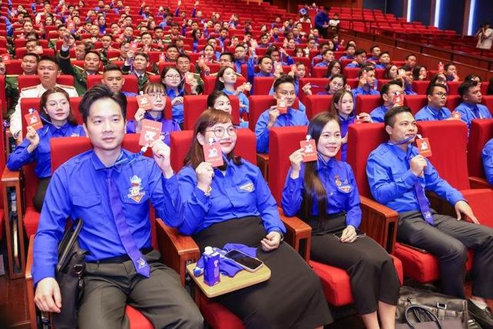 Các đại biểu biểu quyết thông qua Chương trình, Quy chế Đại hội.
