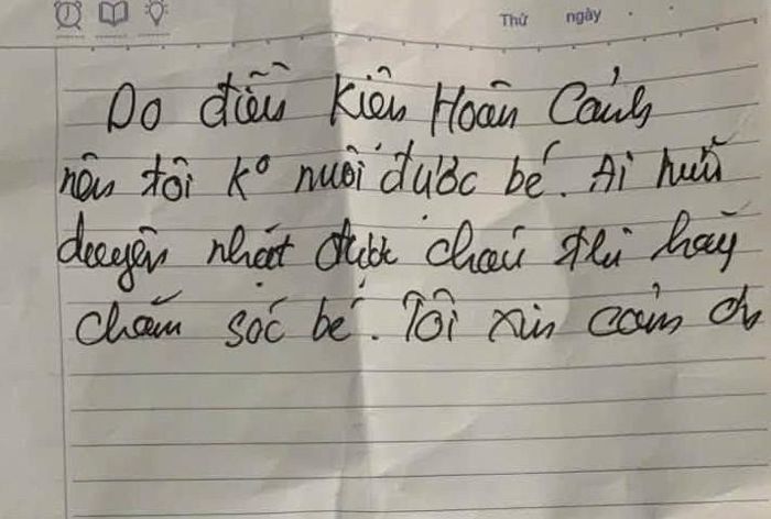 Tờ giấy để lại bên cạnh bé gái bị bỏ rơi. Ảnh: Cơ quan Công an.