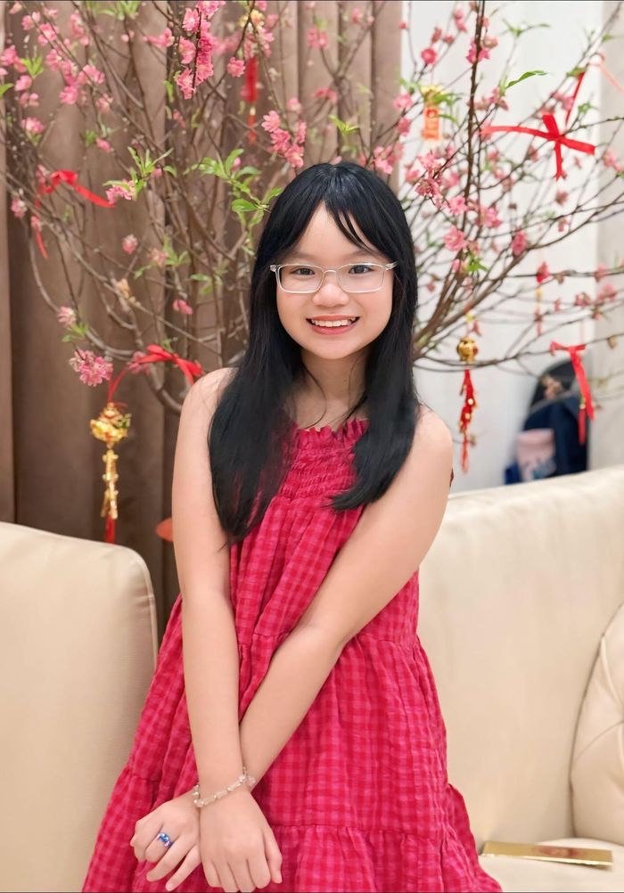 Nữ nghệ sĩ xúc động viết: "Vậy là con đã 11 tuổi rồi. Mẹ cảm thấy rất hạnh phúc khi được nhìn con lớn lên từng ngày, khỏe mạnh, ngoan ngoãn và luôn mang đến niềm vui và những điều đáng yêu cho cả gia đình. Ba mẹ chúc con tuổi mới thật nhiều niềm vui, học giỏi, luôn tự tin và giữ mãi nụ cười hồn nhiên của mình. Dù con lớn đến đâu, con vẫn luôn là cô công chúa nhỏ mà ba mẹ và chị Ngò yêu thương nhất".