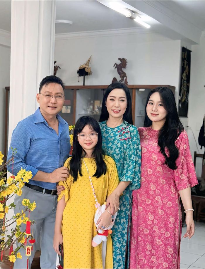 Trong gia đình, Ánh Vy được gọi bằng nhiều biệt danh thân mật và luôn nhận được tình yêu thương đặc biệt từ bố mẹ cũng như chị gái Khánh Ngân.