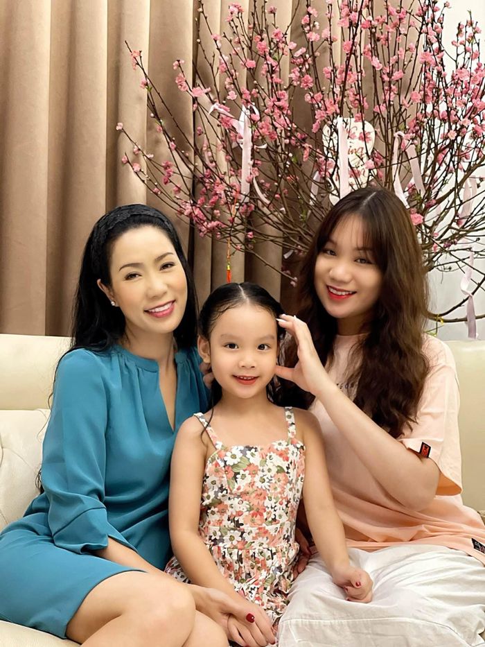Trước đó, mỗi lần Trinh Kim Chi đăng ảnh con gái út, Ánh Vy đều nhận được nhiều lời khen gợi vẻ ngoài đáng yêu, lanh lợi.