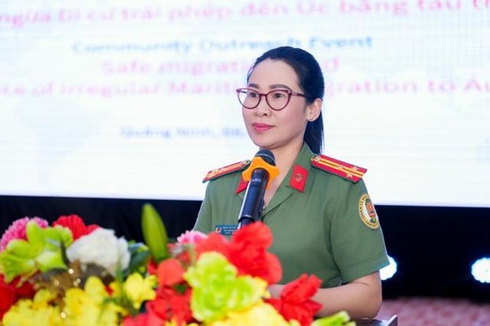 Thượng tá Đoàn Thị Thu Hường, Phó Trưởng phòng Quản lý xuất nhập cảnh, Công an tỉnh Quảng Trị.