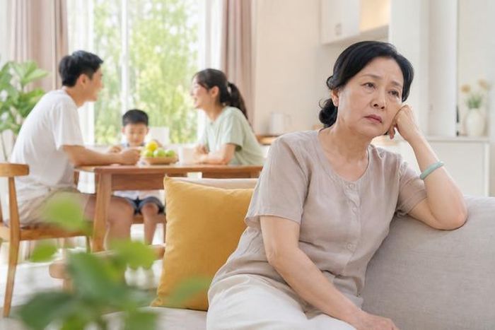 Bên ngoài, mọi người đều nhìn nhận đây là một gia đình hạnh phúc, con cháu hiếu thuận. Nhưng chỉ người trong cuộc mới hiểu cảm giác cô đơn và tủi thân mà bà phải chịu đựng mỗi ngày. Ảnh minh họa