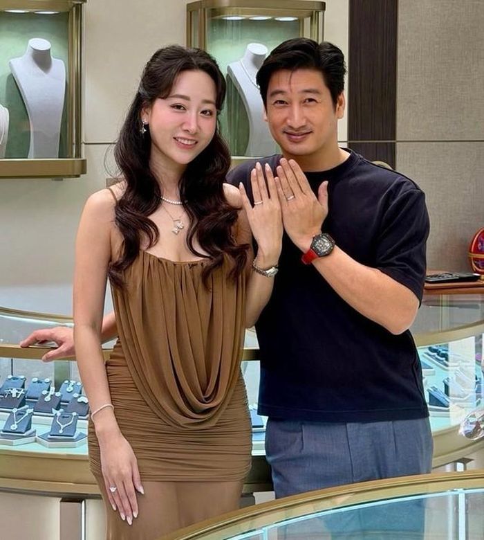 Ngọc Quỳnh và bạn gái khi đi chọn nhẫn cưới, chuẩn bị tổ chức vào tháng 9 tại một nhà hàng bên Hồ Tây.