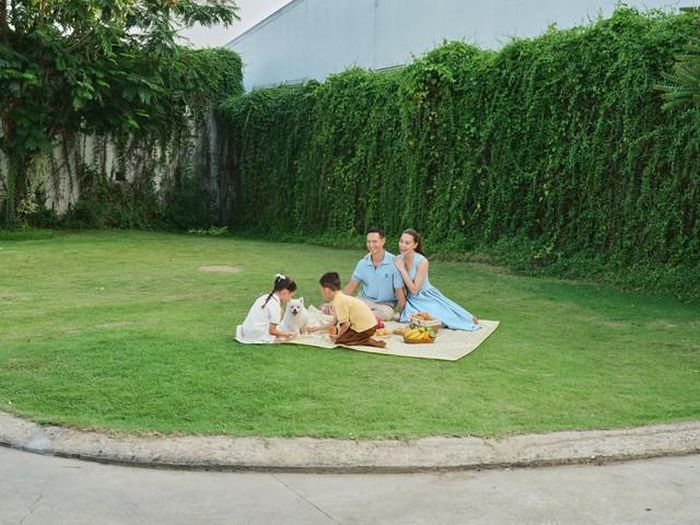 Còn gia đình Hồ Ngọc Hà cũng tận hưởng kỳ nghỉ hè xanh mát tại gia. Cặp đôi dành thời gian vui đùa cùng cặp song sinh vào một buổi chiều khi nắng đã dần tắt.