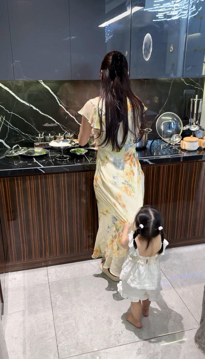 Trong không khí nghỉ hè, bé Jenny - con gái Phương Oanh được ở nhà với anh trai và mẹ. Điều khiến khán giả cảm thấy vui là cách cô bé "bám" và thể hiện tình yêu với mẹ.