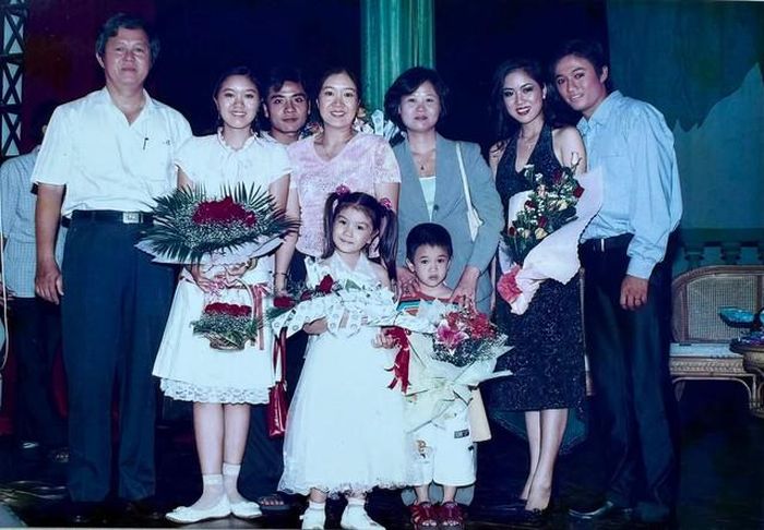 Lê Phương lại chia sẻ chùm ảnh kỷ niệm tốt nghiệp Đại học. Trong ảnh, cô đứng cạnh cố diễn viên Quý Bình. Dù không viết nhiều nhưng khán giả đều chia sẻ nỗi nhớ bạn bè của Lê Phương.