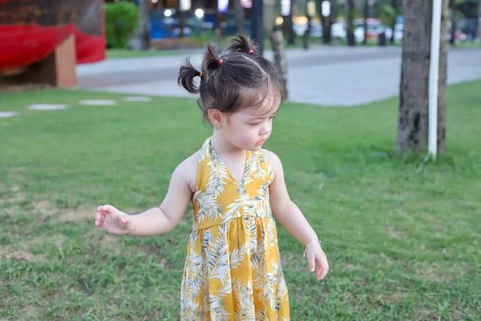 Nhân kỳ nghỉ hè, diễn viên Nhật Kim Anh cho con gái đi chơi. Vẻ ngoài đáng yêu của cô bé khiến khán giả khen hết lời.