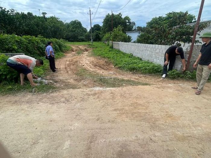 Cơ quan Cảnh sát điều tra, Công an tỉnh Phú Thọ phối hợp với VKS Khu vực 13 tiến hành khám nghiệm hiện trường - (ảnh CAPT).