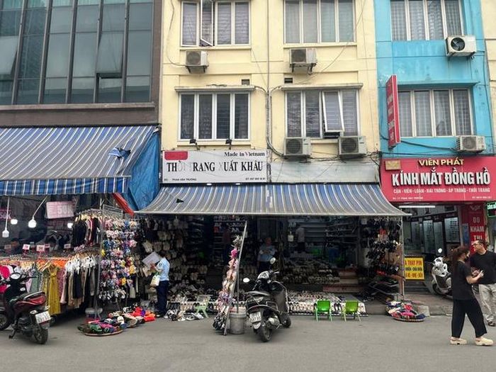 Trước kiến nghị của cử tri về việc xem xét giải tỏa chợ Nhà Xanh nhằm bảo đảm an toàn phòng cháy, chữa cháy, vệ sinh môi trường và mỹ quan đô thị, UBND TP Hà Nội cho biết việc di dời khu chợ này sẽ được nghiên cứu, thực hiện đồng bộ với dự án mở rộng đường Phan Văn Trường theo quy hoạch của thành phố. Ảnh: Bảo Loan