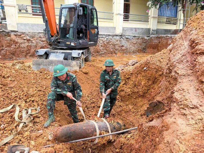 Quả bom còn nguyên kíp nổ được phát hiện khi thi công Trường tiểu học Lưu Sơn, xã Đô Lương.