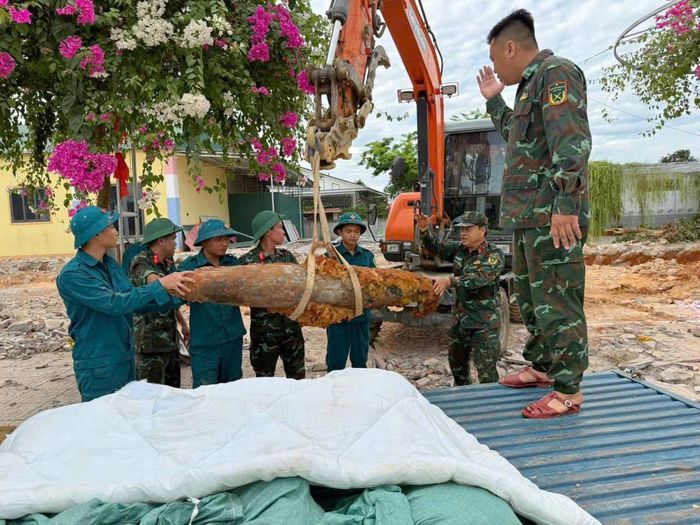 Lực lượng công binh phối hợp Ban Chỉ huy Quân sự xã Đô Lương di chuyển quả bom MK82 nặng khoảng 250kg đến khu vực hủy nổ tập trung để xử lý an toàn.