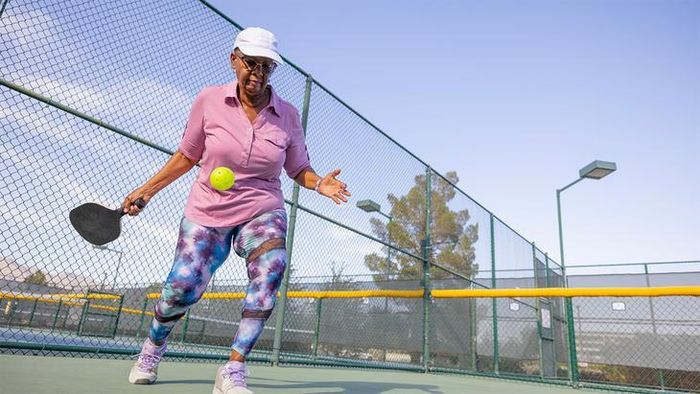 Người trung niên chơi pickleball cần chú ý về thể lực và tim mạch.