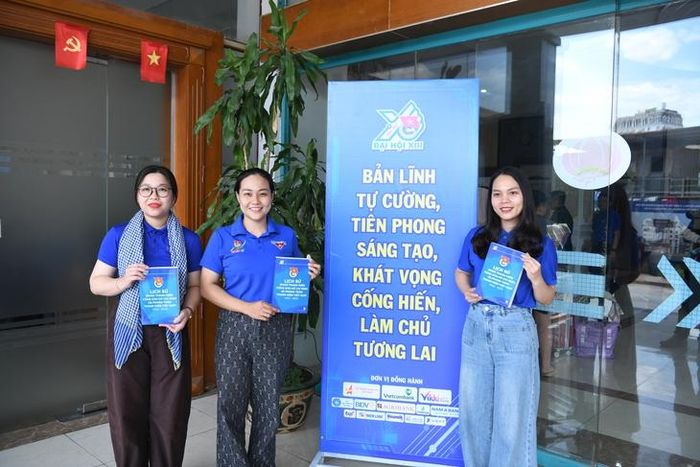 Đại biểu với cuốn sách Lịch sử Đoàn TNCS Hồ Chí Minh và phong trào thanh niên Việt Nam.