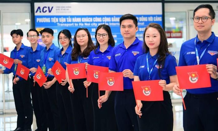 Tình nguyện viên đón đoàn đại biểu tới Hà Nội dự Đại hội.