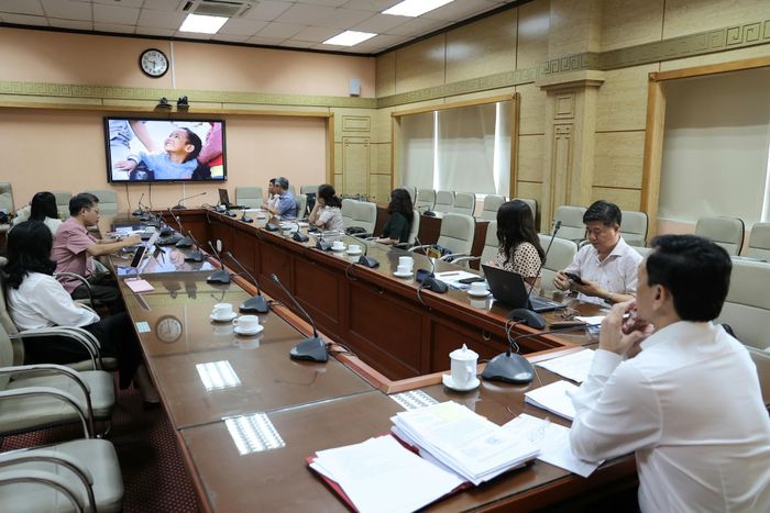 Các đại biểu xem thông tin về kết quả thực hiện Luật trẻ em thời gian qua.