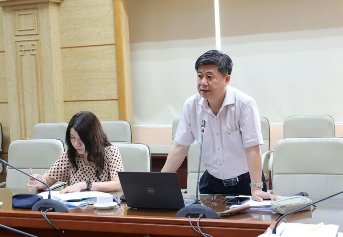 Ông Đinh Anh Tuấn - Cục trưởng Cục Bà mẹ và Trẻ em báo cáo tại cuộc họp.