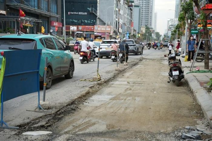 Hiện, nhiều đoạn trên đường Nguyễn Tuân vẫn ngổn ngang, người dân đi lại khó khăn. Trên công trường, nhiều máy móc được huy động thi công đoạn từ đường Nguyễn Trãi đến khu nhà ở 90 Nguyễn Tuân.