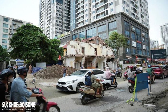 "Nút thắt" lớn nhất của dự án là nhà tập thể địa chỉ số 35A Nguyễn mới đây đã được phá dỡ để phục vụ công tác thi công. Khu nhà tập thể 2 tầng này liên quan đến 6 hộ gia đình. Công tác giải phóng mặt bằng đối với công trình này kéo dài đã gây ảnh hưởng lớn đến tiến độ chung của dự án.
