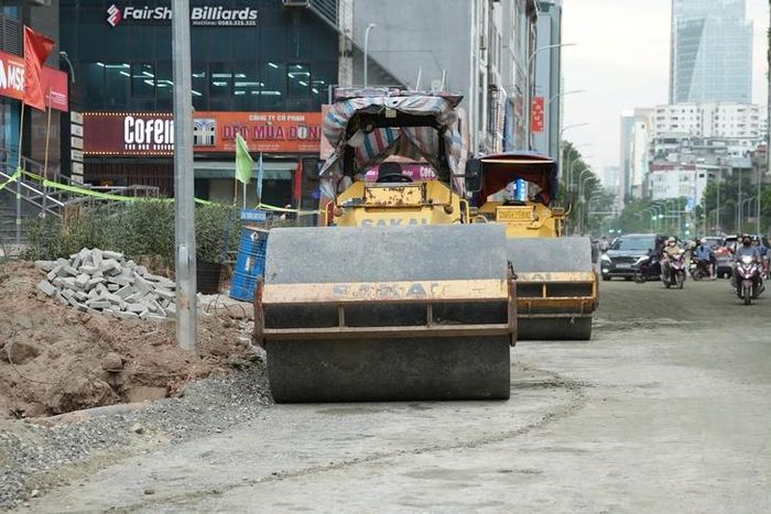 Ghi nhận tại công trường, hiện dự án mở rộng đường Nguyễn Tuân đến nay cơ bản đã hoàn thành các hạng mục chính, giúp người dân đi lại thuận tiện hơn.