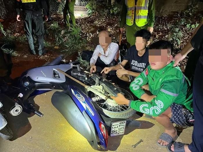 Các đối tượng vi phạm nhiều lỗi khi điều khiển xe mô tô. Ảnh: Công an tỉnh Phú Thọ.