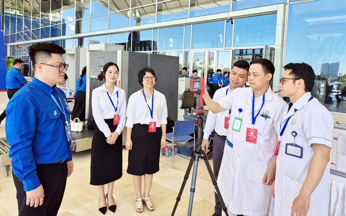 Tổ công tác y tế triển khai kiểm tra thân nhiệt cho đại biểu dự Đại hội.
