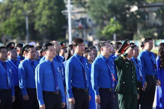 Ban Bí thư Trung ương Đoàn và các đại biểu thực hiện nghi thức chào cờ.