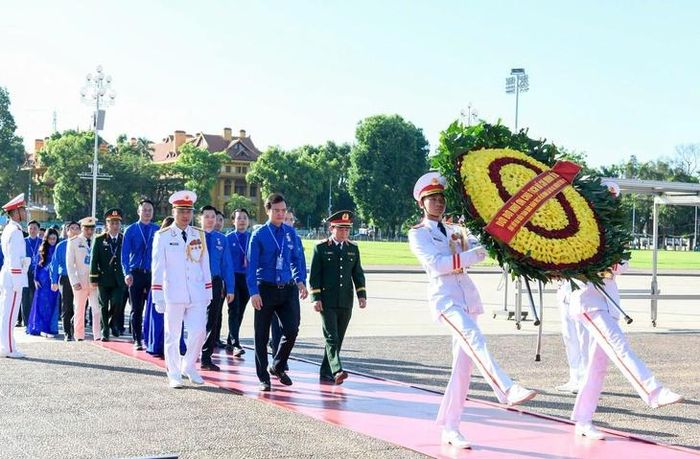 Đoàn đại biểu thành kính dâng vòng hoa, vào Lăng viếng Chủ tịch Hồ Chí Minh.