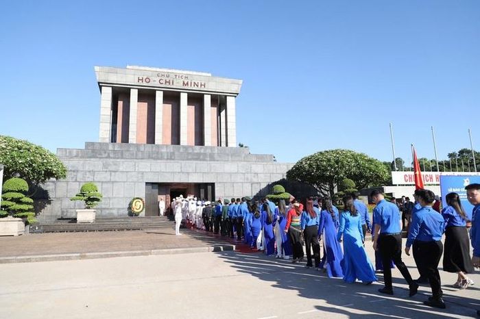 Đoàn đại biểu vào Lăng viếng Chủ tịch Hồ Chí Minh.