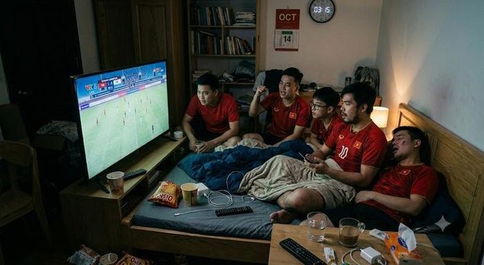Những người sức khỏe yếu cần cân nhắc khi thức đêm xem bóng đá.