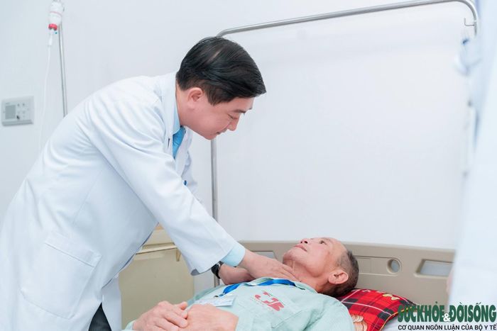 ThS.BS Nguyễn Viết Bình – Phó Giám đốc Bệnh viện Ung bướu Nghệ An, kiểm tra tình trạng sức khỏe cho bệnh nhân.
