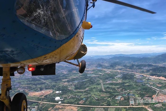 Những cánh dù trắng giữa bầu trời xanh.