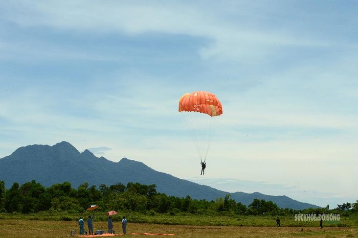 Chiến sĩ điều khiển dù về đúng khu vực quy định.