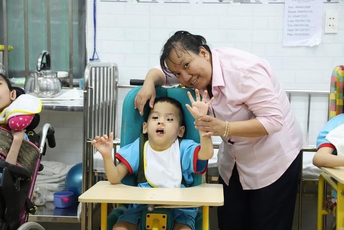 Việc đưa dịch vụ khám, chữa bệnh đến tận nơi nuôi dưỡng người yếu thế là một giải pháp nhân văn, phù hợp với định hướng phát triển hệ thống y tế lấy người dân làm trung tâm. Ảnh: Phạm Thương.