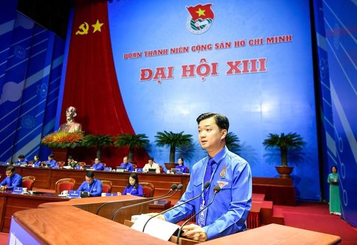 Ông Nguyễn Minh Triết, Ủy viên dự khuyết BCH Trung ương Đảng, Bí thư Thường trực BCH Trung ương Đoàn, Chủ tịch Trung ương Hội Sinh viên Việt Nam trình bày tóm tắt dự thảo Báo cáo Chính trị.