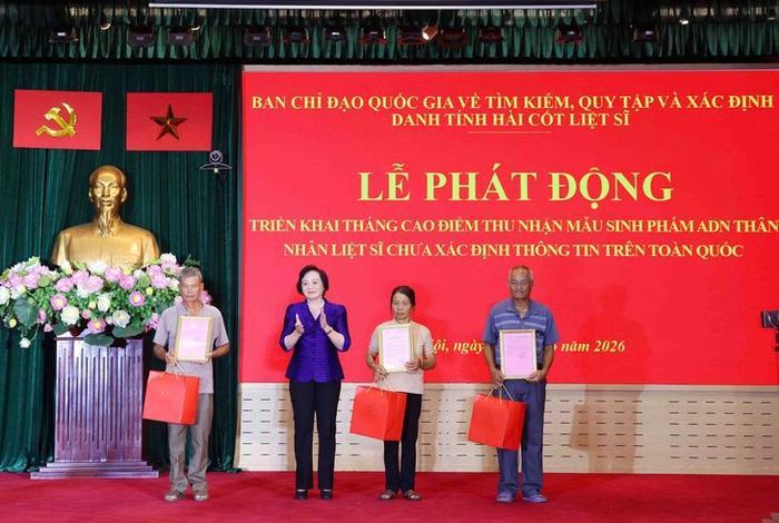 Phó Thủ tướng Phạm Thị Thanh Trà trao Thông báo kết quả giám định ADN hài cốt liệt sĩ cho thân nhân liệt sĩ.