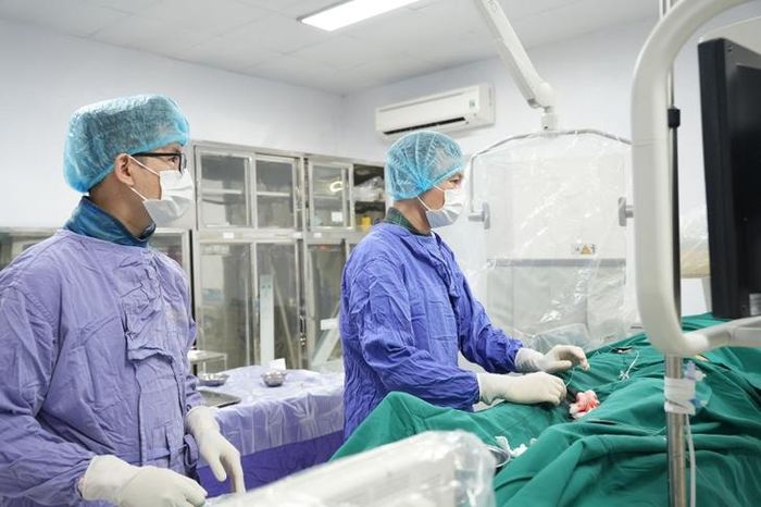 Ths.BS Giáp Hùng Mạnh – Trưởng Khoa Thần kinh, VLTL, PHCN, Bệnh viện Bãi Cháy đã nhanh chóng thực hiện can thiệp nội mạch lấy huyết khối cấp cứu.