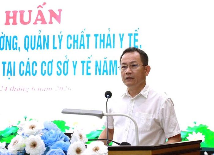 TS.BSCKII Nguyễn Hữu Lê - Phó Giám đốc Sở Y tế Nghệ An phát biểu tại lớp tập huấn.về bảo vệ môi trường, quản lý chất thải y tế và sử dụng tài nguyên nước.