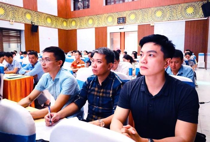 Cán bộ phụ trách lĩnh vực môi trường, kiểm soát nhiễm khuẩn của các đơn vị y tế tham dự lớp tập huấn.